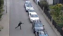 VIDEO: Opitá žena v Brne demolovala autá. Robila tak s propán-butánovou fľašou