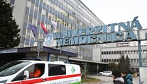 Poplach v košickej nemocnici. Pacient sa mal na personál zaháňať palicou, dôvodom vraj bola prosba nasadiť si rúško