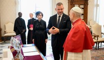 FOTO: Prezident na audiencii u pápeža. Pozval ho na Slovensko a odovzdal dary