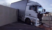 Polícia pokutovala desiatky vodičov, ktorí si na mobil nakrúcali prevrátený kamión na D1