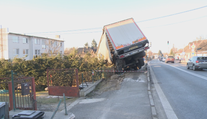 Nehoda kamióna na východe Slovenska. Vodič vrazil do rozvodnej skrine, náklad skončil vo dvore domu