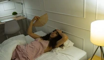 Horúčavy kradnú spánok. Odborníci radia, čo robiť, keď sa v noci prehadzujete