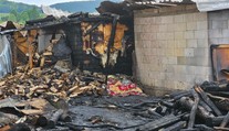 Tragický požiar obydlí v Lipanoch, vyžiadal si jednu obeť