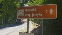 K Ochtinskej aragonitovej jaskyni už roky vedie rozbitá cesta: Teraz ju opravia, ale len polovicu