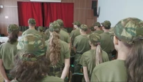 Školské brány sú otvorené. V Handlovej si namiesto slávnostného oblečenia obliekli maskáče