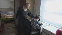 Má po sedemdesiatke, pri požiari takmer prišiel o dom, už desať rokov vychováva troch vnukov