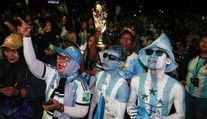 Práve točil video, vravel, že nikdy neprestal veriť. Fanúšika Argentíny zabil kameň, zadržali len 20-ročného muža