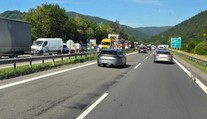 Na R1 sa zrazili štyri autá. Chyba jedného vodiča na dve hodiny zastavila dopravu