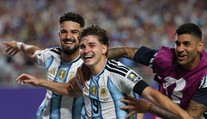 Obrovské drámy zvládli favoriti. Anglicko a Argentína si zahrajú o finále
