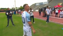 VIDEO: Najhorší možný začiatok v práci pre futbalistu? Na toto predstavenie fanúšikovia nezabudnú