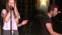 Gény nezaprie. Pozrite si, ako spieva dcéra Gwyneth Paltrow a speváka z Coldplay