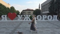 Ukrajinci v Užhorode sa poplašných sirén už neboja. Žijú bežný život, vrátili sa do práce, reštaurácie a ulice sa opäť zaplnili