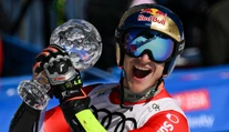 VIDEO: Odermatt sa postaral o kurióznu situáciu. Pri oslave prišiel o trofej, jej časti rozdal