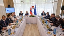 Bez premiéra a dvoch ministrov. Vláda rokovala na Agrokomplexe, prisľúbila milión na obnovu výstaviska