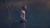 V mrazoch polonahý do jazera. Slovenská kapela sa v klipe odviazala