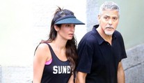 Amal Clooney dva mesiace po pôrode dvojičiek. Postavu má ako lusk