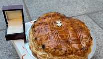 Rodina našla v koláči z pekárne skutočný poklad. Ukázalo sa, že to nebola náhoda