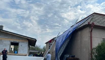 Spúšť po búrkovej smršti na východe Slovenska. Domy sú bez striech, polia bez úrody