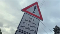 Pri Žiline zakázali tranzitnú dopravu cez obytnú zónu. Namiesto pokoja prišli petície, hnev a frustrácia