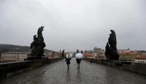 Ruskí diplomati, ktorých vyhostilo Česko, opustia Prahu v nedeľu