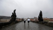 Ruskí diplomati, ktorých vyhostilo Česko, opustia Prahu v nedeľu