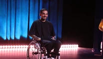 Komik Bekim Aziri: Niekedy je ťažké priznať si, že nedokážete nakrájať jedlo. Ale s humorom ide všetko ľahšie