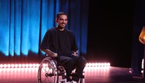 Komik Bekim Aziri: Niekedy je ťažké priznať si, že nedokážete nakrájať jedlo. Ale s humorom ide všetko ľahšie