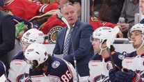 V NHL skončil vo funkcii prvý tréner v tomto ročníku. Jeho nástupca bude najstarším koučom profiligy