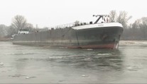 Pri Bratislave uviazla obrovská loď. Zaberá skoro polovicu prietoku Dunaja