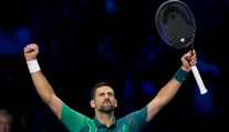 Kráľ Nole nestarne. Djokovič siedmykrát ovládol turnaj majstrov a prekonal Federera