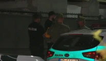 Ulicu v obci pri Nitre strážia od víkendu policajti. Rodiny si vykrikujú, že na seba zaútočia mačetami