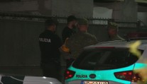 Ulicu v obci pri Nitre strážia od víkendu policajti. Rodiny si vykrikujú, že na seba zaútočia mačetami
