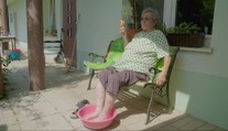 Nohy vo vode, v ruke ventilátor. „Kedysi boli teplá slušné, nie takéto hrozné,“ hovorí pani Janka