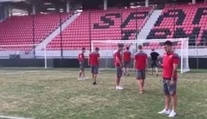 Na tomto sa má hrať? Rozčarovaní hráči Crvenej zvezdy si natočili trávnik v Trnave