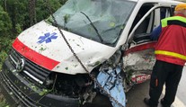 Vodič sanitky plnej ľudí, ktorá havarovala pri Žiline, sa dnes druhýkrát narodil
