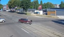 VIDEO: Hrôzostrašná nehoda na Ukrajine. Zrazený muž mal dvojnásobné šťastie