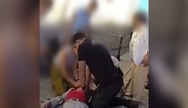 VIDEO: Náhle odpadol na ulici v centre mesta. Dvaja mladí policajti mu zachránili život