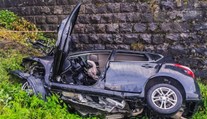 Tragická nehoda na východe: Auto narazilo do betónového piliera a následne sa vznietilo