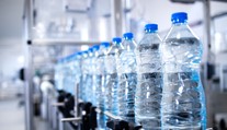 Desivé výsledky štúdie o balenej vode. Obsahuje látky, ktoré môžu spôsobiť vážne zdravotné problémy