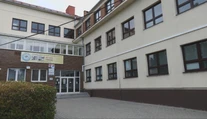 Mal sa nevhodne dotýkať študentov a dávať im návrhy. Učiteľ po zásahu kolegov sedí vo väzbe