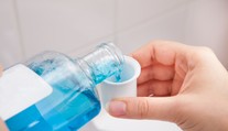 Ústna voda môže zabiť koronavírus za 30 sekúnd, tvrdí nová štúdia