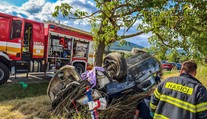 Mladý vodič nezvládol zákrutu a narazil do stromu. V aute viezol dvoch tínedžerov (15), jedného vážne zranil