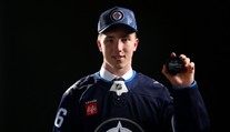Výrazne prispel k titulu majstra sveta, bol elitným centrom Švédska. Obrovský talent podpísal zmluvu v NHL