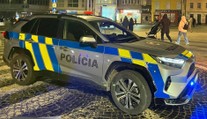 Policajti síce majú autá s hybridným pohonom, no mnohé z nich nenabíjajú