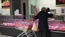 Ženu (65) prichytili pri krádeži potravín. Gesto policajtov dojalo celú krajinu