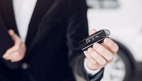 Je zamknuté a ovládač vybitý. Ako sa v prípade núdze dostanete do auta s bezkľúčovým otváraním