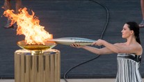 Pracovali na nej nepretržite takmer deväť mesiacov. Pozrite si, ako sa vyrábala olympijská pochodeň
