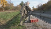 Dôchodca z Prievidze sa nevie komfortne dostať domov. Cestári mu pri pozemku osadili zvodidlá