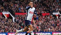 Tottenham dobyl Old Trafford a United padol na 12. priečku, červená pre Bruna. Ipswich ako najlepší nováčik