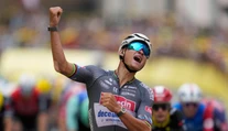 V závere zdolal Pogačara v ťažkom súboji. Mathieu van der Poel oslavije etapový triumf na Tour po dlhej dobe